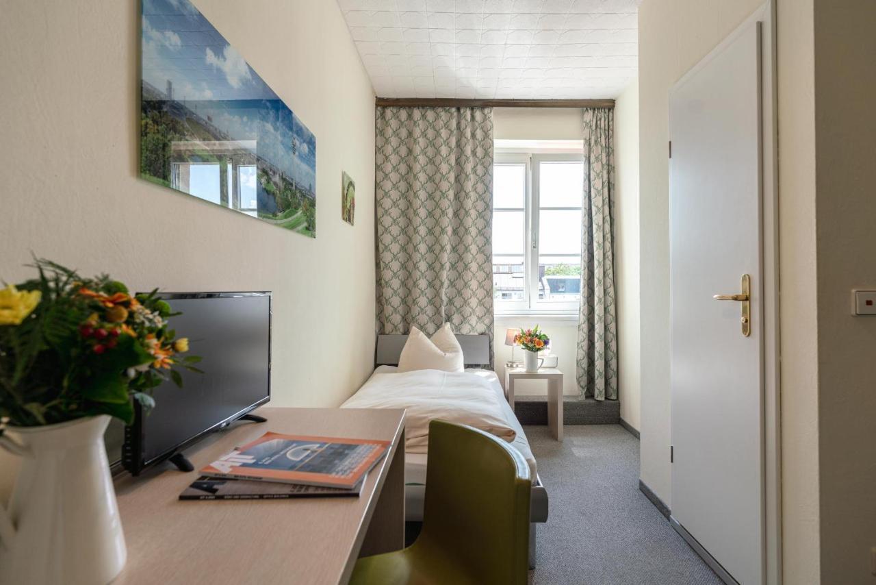 Hotel-Pension Am Siegestor Мюнхен Экстерьер фото