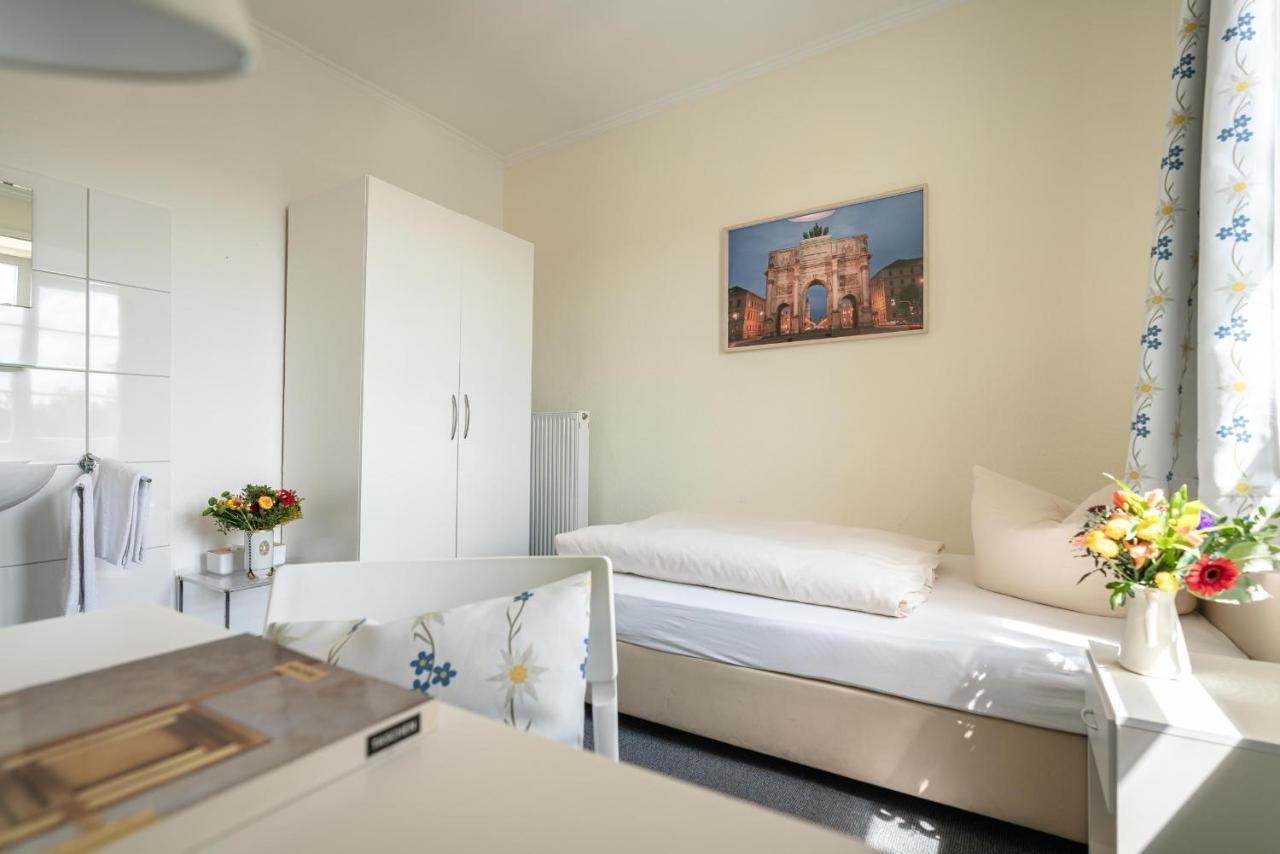 Hotel-Pension Am Siegestor Мюнхен Экстерьер фото