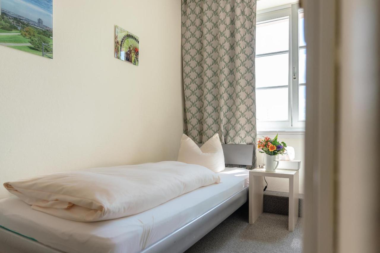 Hotel-Pension Am Siegestor Мюнхен Экстерьер фото
