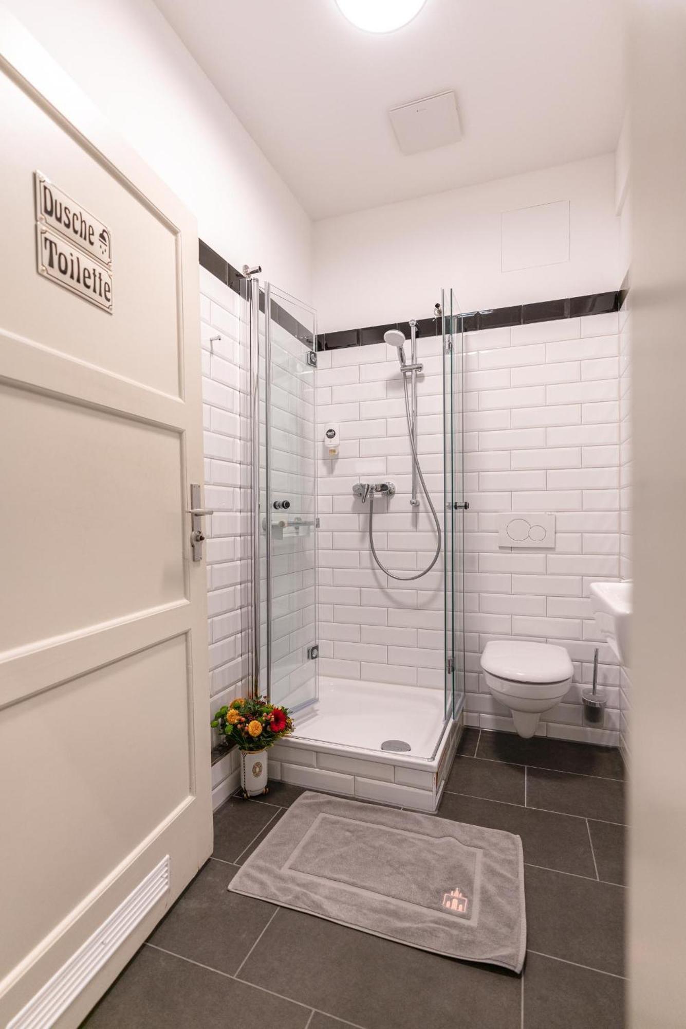 Hotel-Pension Am Siegestor Мюнхен Экстерьер фото
