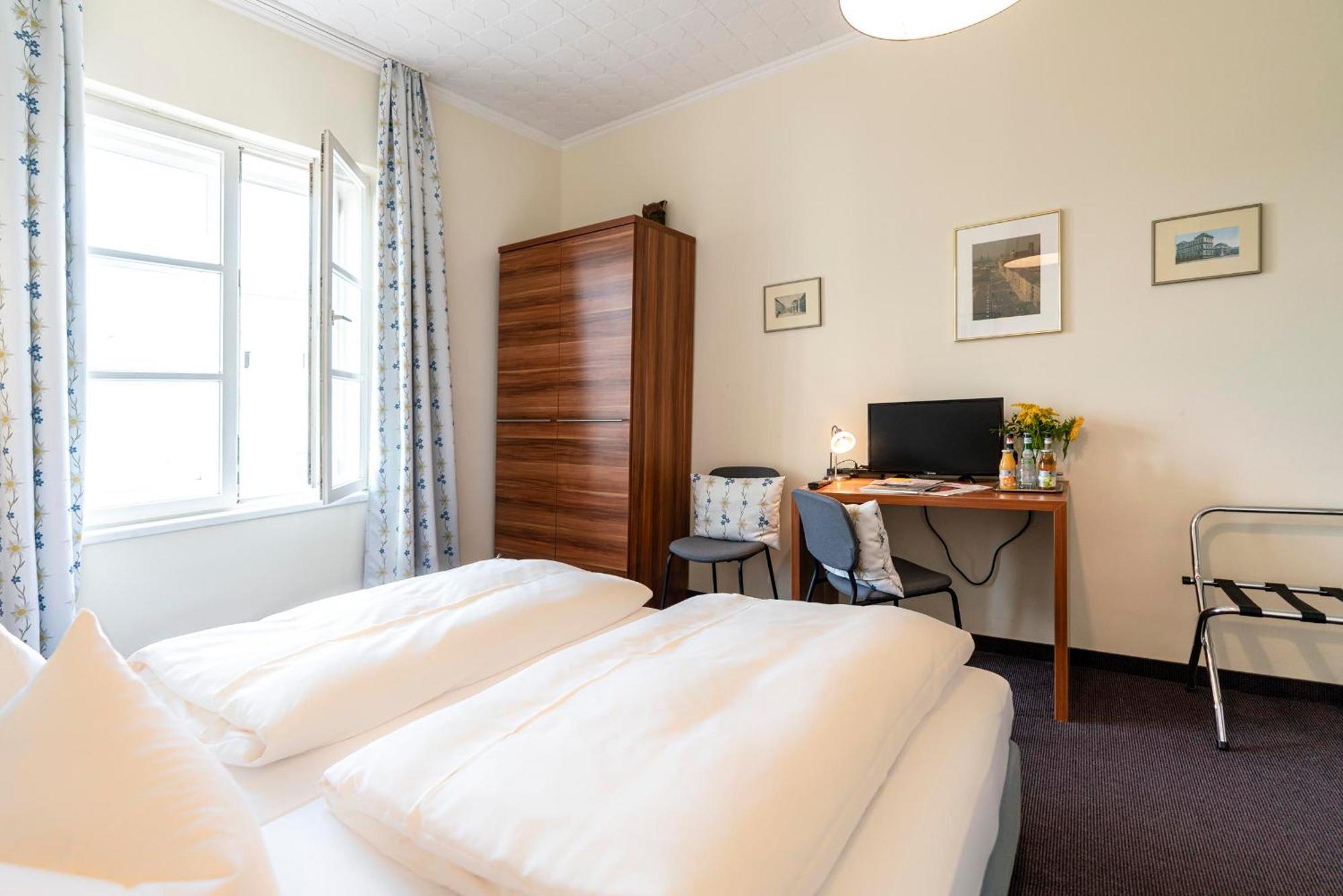Hotel-Pension Am Siegestor Мюнхен Экстерьер фото