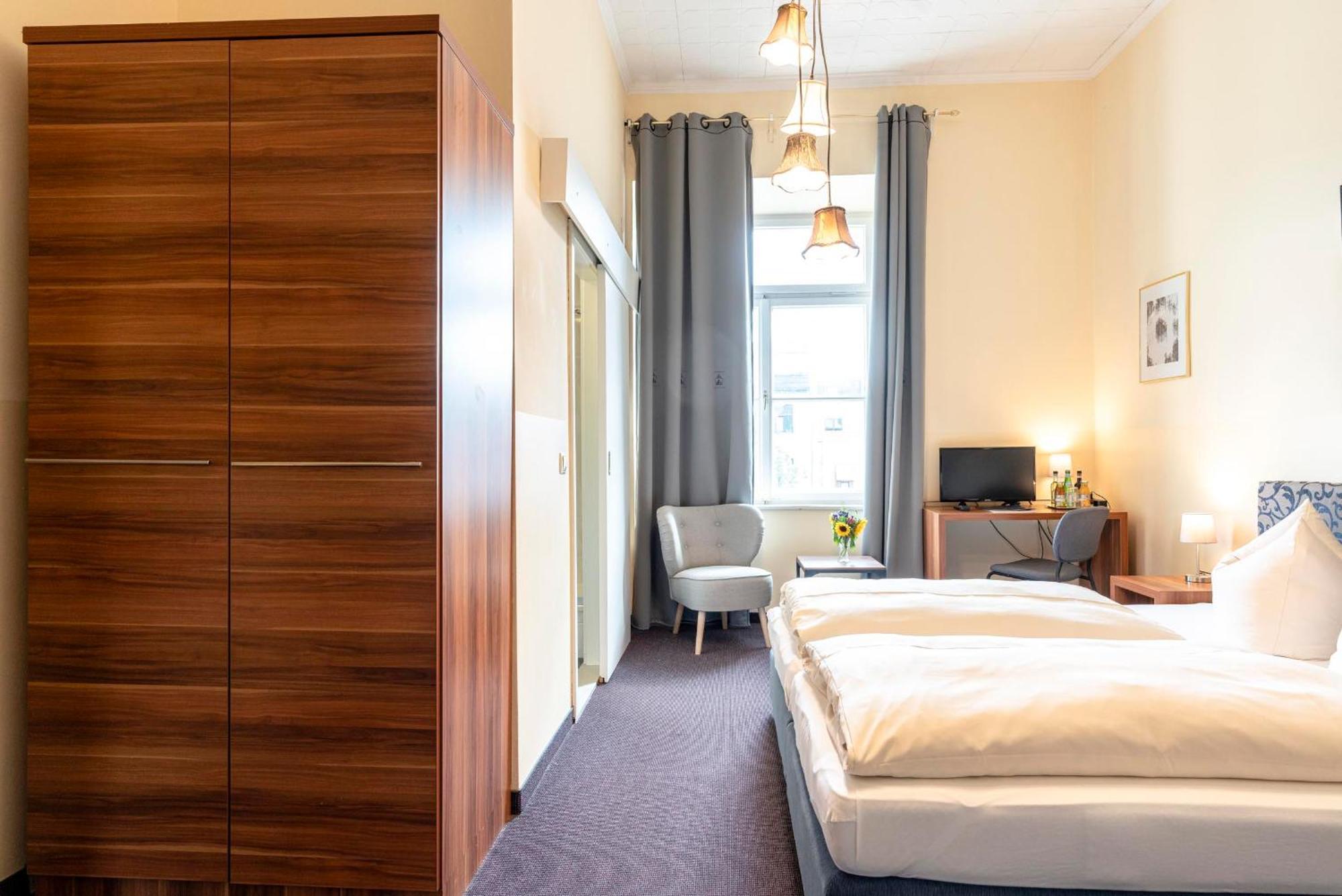 Hotel-Pension Am Siegestor Мюнхен Экстерьер фото