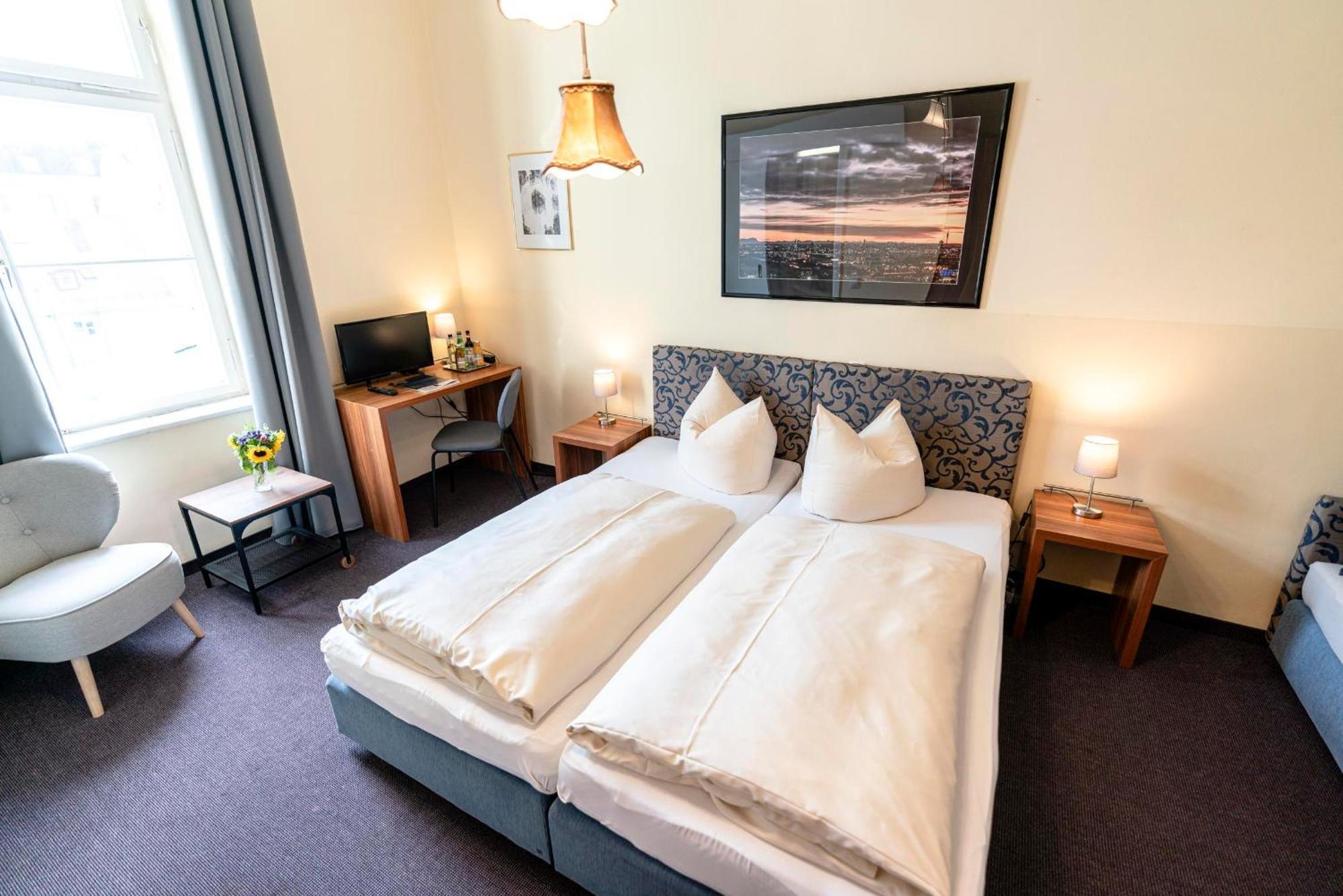 Hotel-Pension Am Siegestor Мюнхен Экстерьер фото