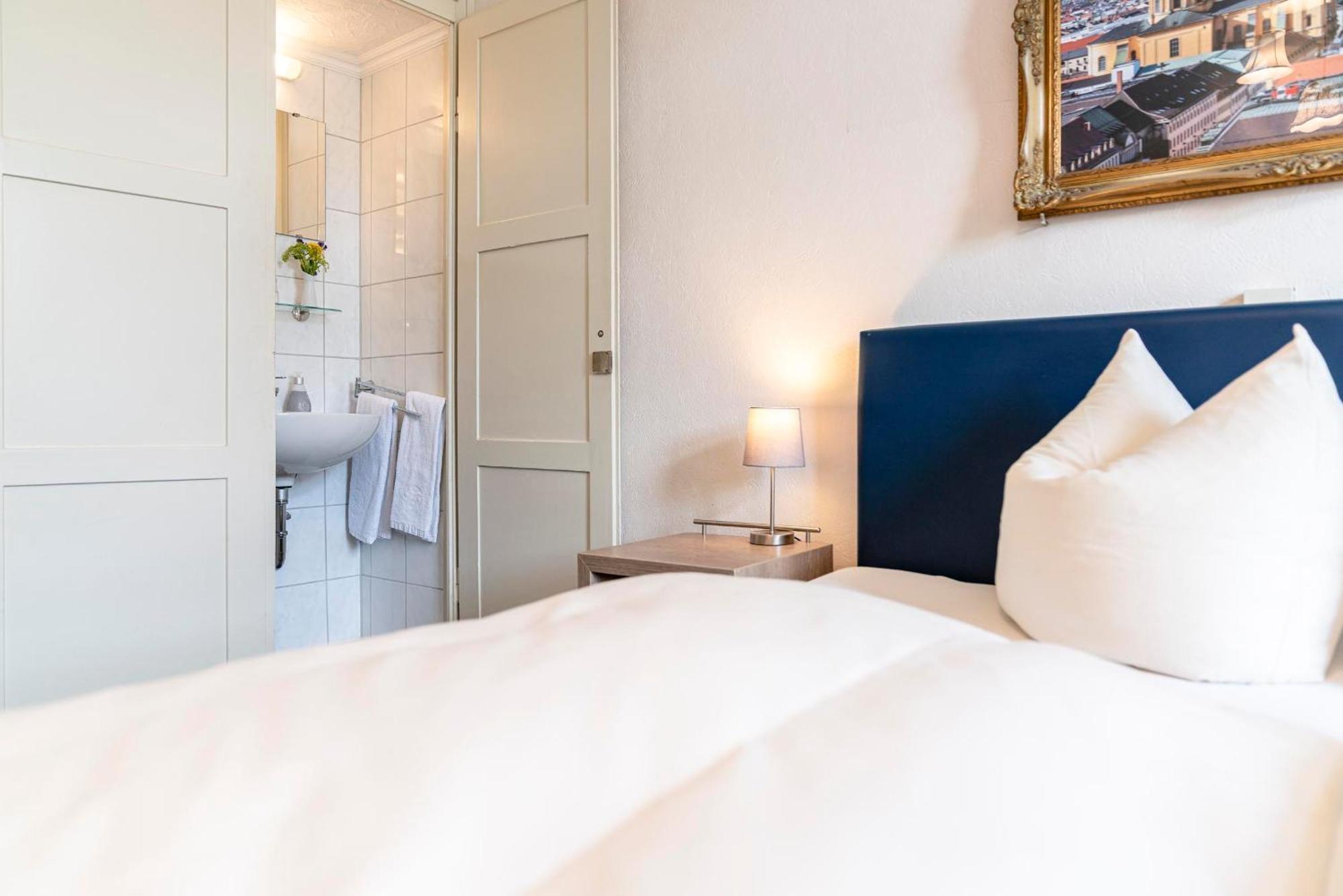Hotel-Pension Am Siegestor Мюнхен Экстерьер фото