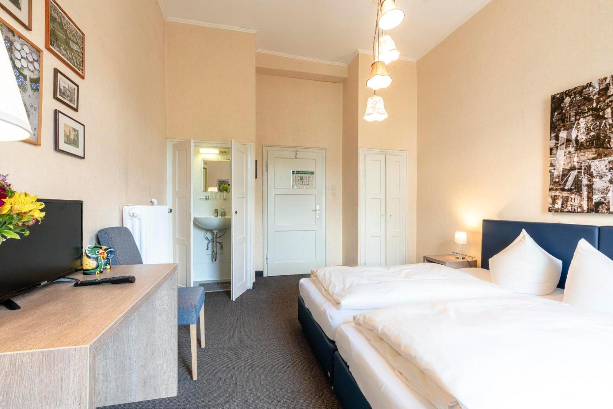 Hotel-Pension Am Siegestor Мюнхен Экстерьер фото