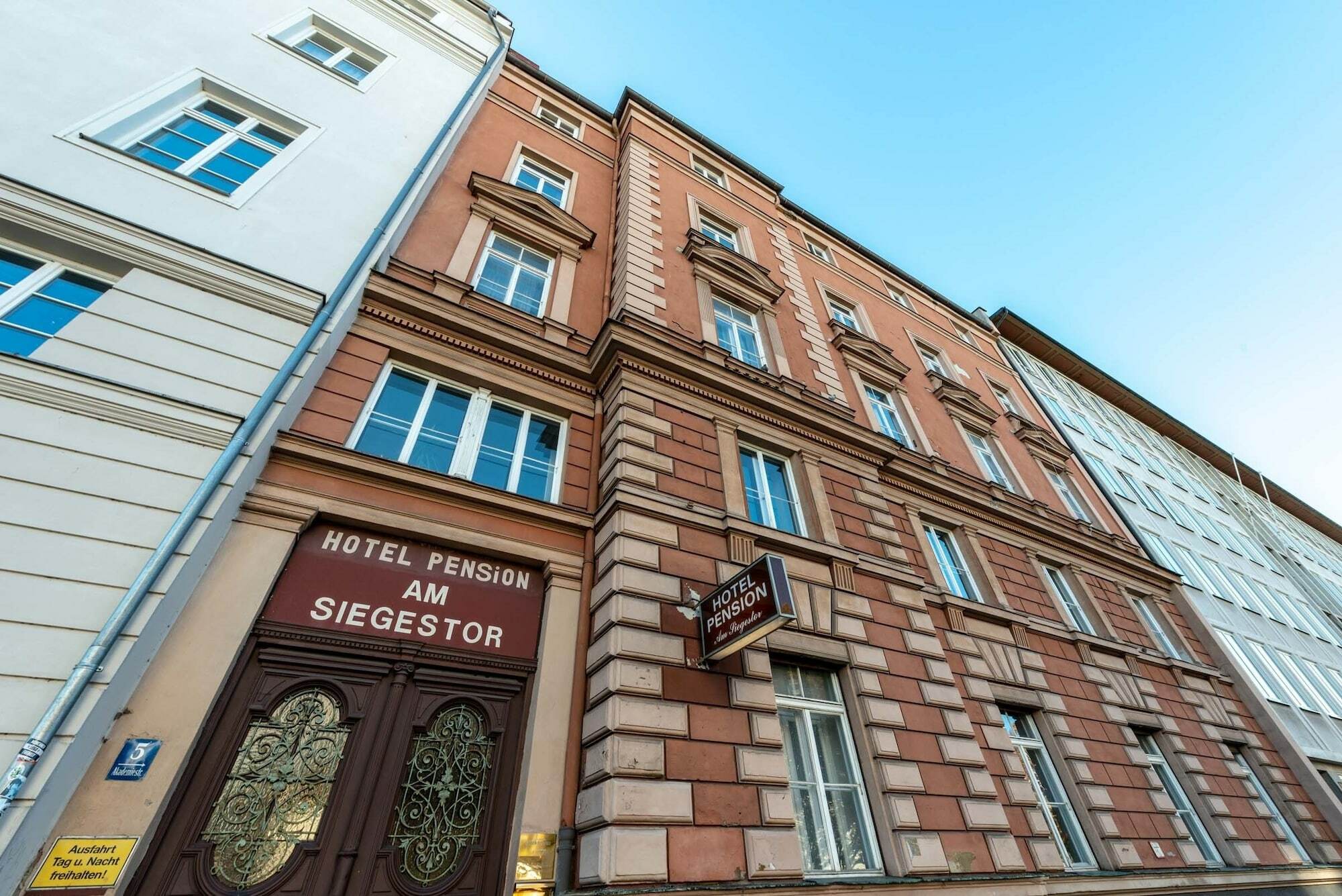 Hotel-Pension Am Siegestor Мюнхен Экстерьер фото